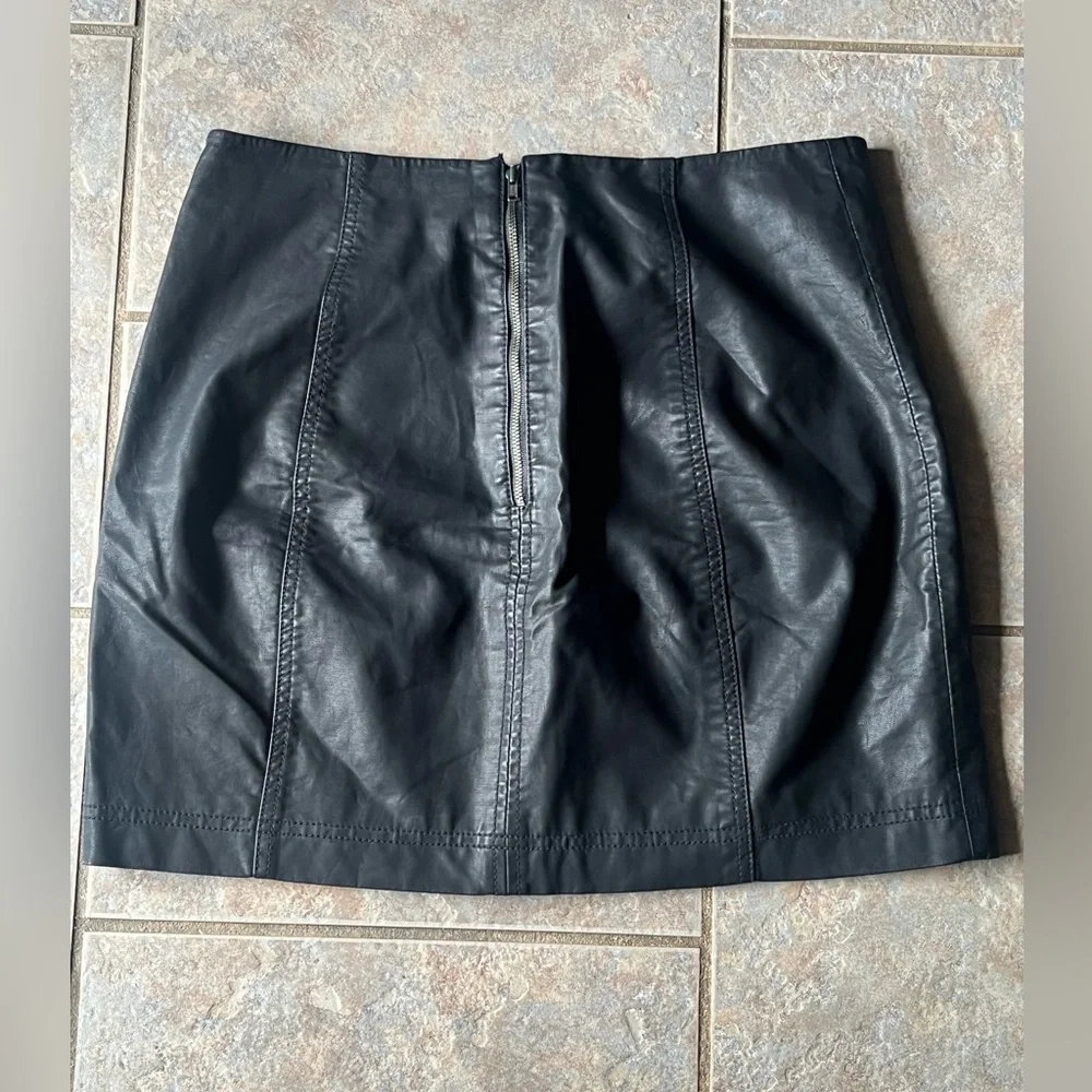 (EUC) Free People Modern Femme Faux Leather Mini Skirt- black Sz 10